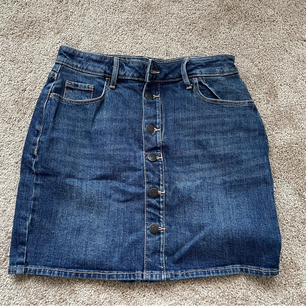 Classic Dark Blue Denim Mini Skirt with Pockets and Functional Belt Loop